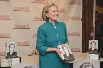 هيلاري تغير مظهرها... وتغازل البيت الأبيض من بعد