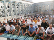 بعد منع الحجاب واللحية... طاجيكستان تسعى إلى منع الأس