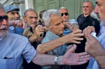 يونانيون يحاصرهم هاجس الفقر بسبب المرض والشيخوخة