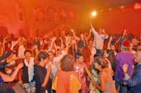 جمهور بيت الدين يحتل «بار فاروق» 