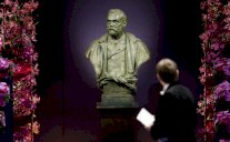 ماذا يفعل الفائزون بنوبل بأموال جوائزهم؟