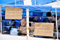 فرنسا تعرض تسوية أوضاع لاجئين سوريين يحتلون ميناء للسفن