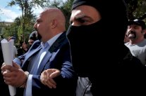 اتهام نواب من النازيين الجدد في اليونان بالانتماء لمنظمة إجرامية