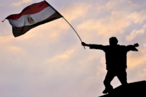 قانون مصري يلزم الجميع بتحية العلم والوقوف للنشيد 