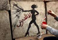 شاب يتحرش بفتاة مرتين على معبر رفح (بالفيديو)