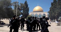 مستوطنون يهود يؤدون صلوات تلمودية على بوابات الأقصى