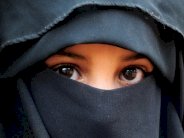 نورا الشامي... امرأة تجسد واقع زيجات الأطفال في اليمن