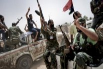 ثوار سابقون مسلحون يتظاهرون في بنغازي ضد الفدرالية 