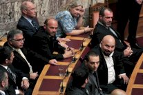 البرلمان اليوناني يرفع الحصانة عن ثلاثة نواب من النازيين الجدد