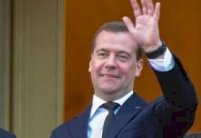  رئيس الوزراء الروسي يصل إلى الصين في زيارة رسمية