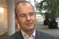 منتج فيلم مسيء للنبي محمد يبكي على قبره