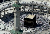 الحجاج يرمون الجمرات ويؤدون طواف الوداع في يوم التعجل 