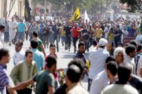 الشرطة تطلق الغاز لتفريق تظاهرة لأنصار مرسي في القاهرة 