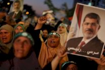 المصريون يحبسون أنفاسهم انتظاراً لمحاكمة مرسي