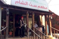 الأسد ونصر الله وأنور المالك يجتمعون في مطاعم الرياض 