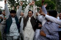 السلطات الباكستانية ترفع الاقامة الجبرية عن مشرف