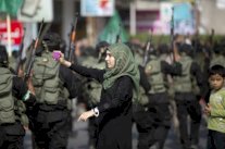 حماس تنظم عروضا عسكرية في ذكرى الحرب الاسرائيلية على غزة