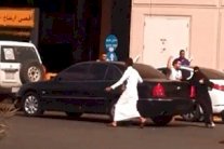 دهشة في السعودية بعد نشر فيديو لتحرير فتاة من يد 