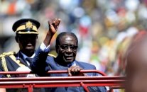 موغابي يمر بسنغافورة للمشاركة في قمة افريقية عربية في الكويت