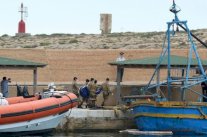 البحرية الايطالية تعترض زورقا ينقل 16 مهربا وتنقذ 176 سوريا