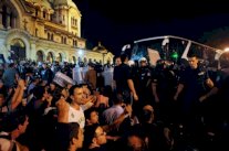  اشتباكات واعتقالات وسط حصار الطلاب للبرلمان في صوفيا 