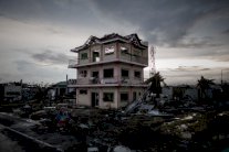 ناجون في الفيليبين غاضبون من بطء وصول المساعدات