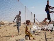 الجيش السوري الحر يجند لاجئين في مخيم الزعتري