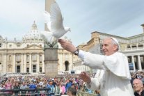 البابا فرنسيس يثير إعجاب غير المؤمنين ويعيد مسيحيين إلى الكنيسة 