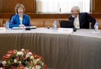 ظريف يشير الى