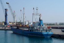 اليونان تصادر سفينة محملة اسلحة الى سوريا او ليبيا 