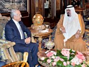 العاهل السعودي يبحث تعزيز العلاقات مع رئيس لبنان