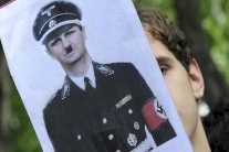 ناشطون متضامنون مع الثورة يوثقون انتهاكات نظام الأسد