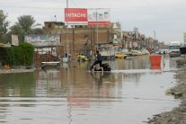 أمطار تعطل الحياة في جنوب العراق والصدر يدعو لاستجواب المالكي