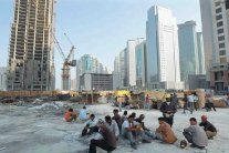 في قطر ... يعاملونهم كـ (الماشية)! 