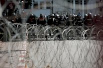 متظاهرون يقتحمون مقر قيادة الجيش في تايلاند 