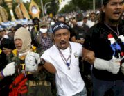 مذكرة توقيف بحق احد قادة المتظاهرين بتهمة احتلال وزارة في تايلاند