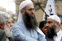 الشيخ أحمد الأسير حلقة وصل بين القاعدة ومجاهدي عين الحلوة