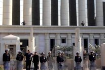 اعضاء في لجنة دستور مصر يجمدون عضويتهم احتجاجا على الاعتقالات