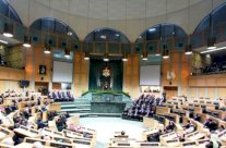 الحكومة الأردنية تقفز فوق موانع البرلمان ومخاوف من سقوطهما معًا