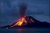 بركان سينابورغ في اندونيسيا يثور ثماني مرات متتالية ليلا