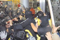 متظاهرون يدخلون إلى وزارة الخارجية في تايلاند