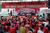 عشرات الاف المعارضين والمؤيدين للحكومة التايلاندية يتظاهرون في بانكوك