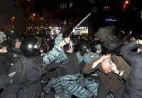 متظاهرون موالون لأوروبا يهاجمون رجال أمن في أوكرانيا 