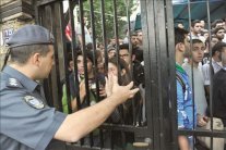 السياسيون يأكلون الحصرم والطلاب يضرسون