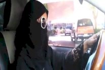 مفتي السعودية يعتبر منع المرأة من قيادة السيارة حماية 