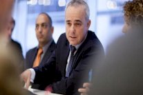 وزير إسرائيلي يلتقي مسؤولًا بريطانيًا لبحث الاتفاق مع ايران