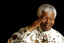 مانديلا يخوض آخر معاركه من 