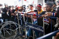 رئيسة وزراء تايلاند تلتقي زعيم المعارضين من دون اتفاق 