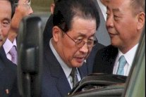 عزل عم الزعيم الكوري الشمالي من السلطة واعدام مقربين منه