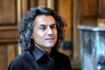 رشيد نقاز مرشحًا لرئاسة الجزائر: أنا من خارج النظام